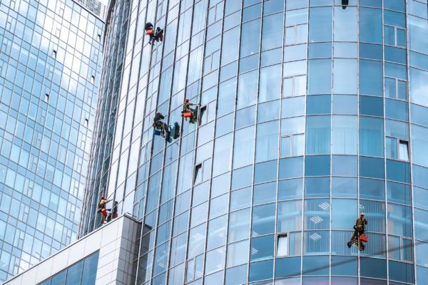 Operario realizando trabajos verticales en fachada